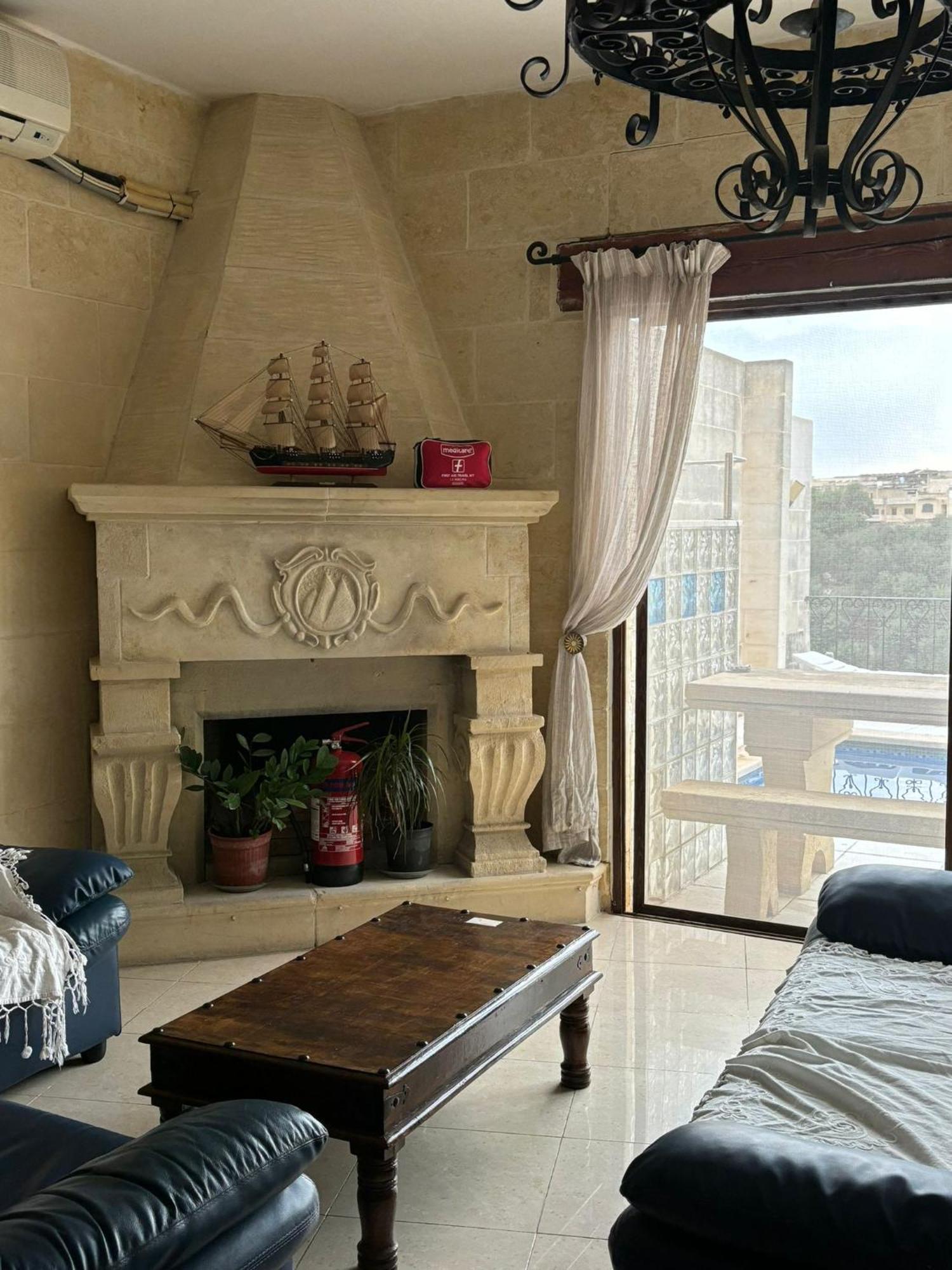 Sunny Gozo Getaway Pool & Easy Check-In Panzió Ghajn il-Kbira  Kültér fotó